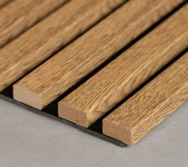 Panou Riflat Premium cu proprietăți fonoabsorbante – Misty Smoked Oak, textură stejar afumat cu tonuri medii, suport PET acustic negru, 2,8 m × 45 cm – Cod ER-R70