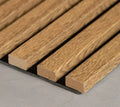 Panou Riflat Premium cu proprietăți fonoabsorbante – Misty Smoked Oak, textură stejar afumat cu tonuri medii, suport PET acustic negru, 2,8 m × 45 cm – Cod ER-R70